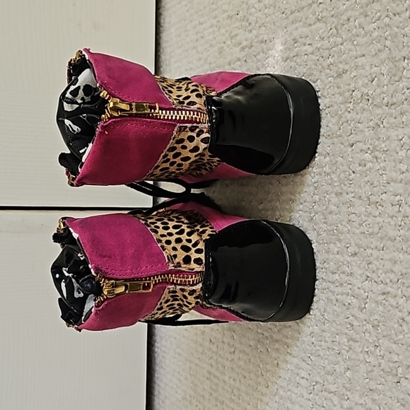 Betsy Johnson Sneaker - Picture 3 of 9